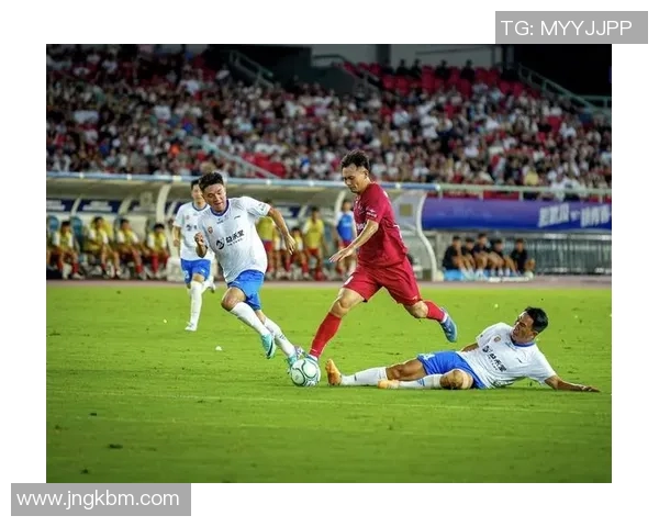 武汉足球队技术争议引发热议球迷与专家各抒己见探讨战术与表现